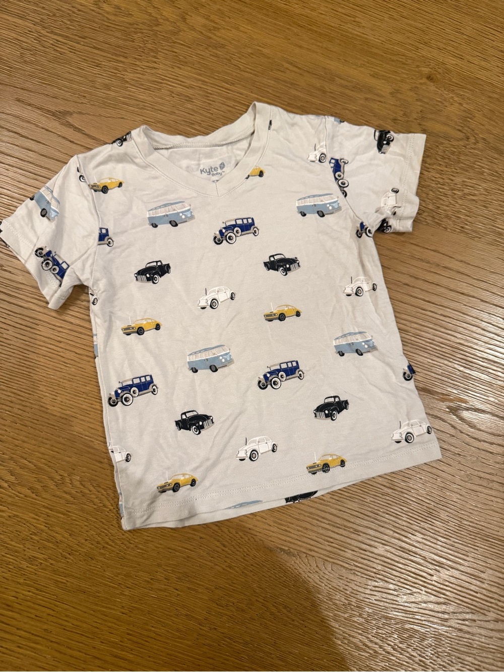Kyte BABY V-Neck Shirt with Blue & Yellow Vintage Car Print